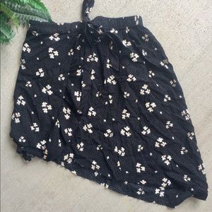 American Eagle black mini symmetrical skirt Sz XS